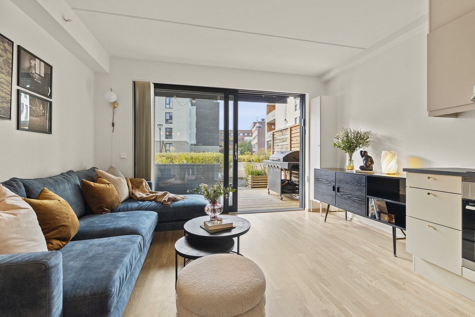 Leiligheten har åpen stue- og kjøkkenløsning med store vindusflater som gir en luftig og åpen romfølelse Galleribilde