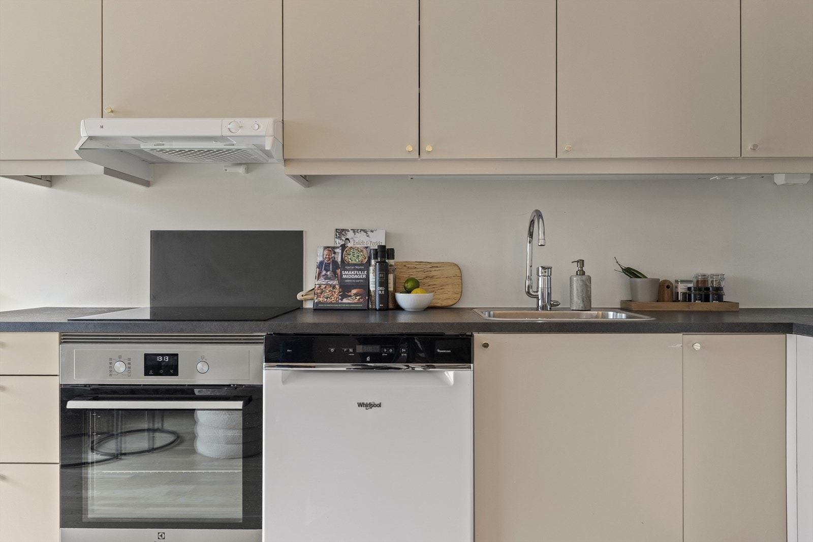 Det er avtrekk via sentralt avtrekksanlegg i bygget. Galleribilde