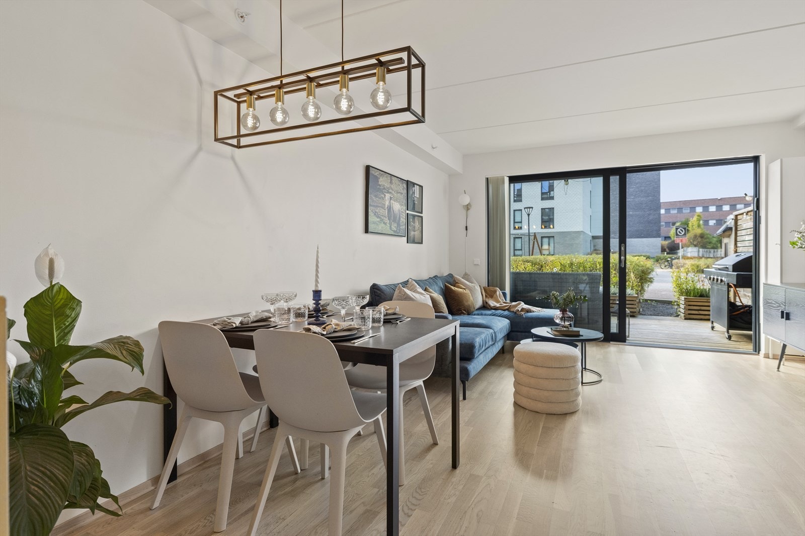 I stuen er det plass til sofagruppe med tilhørende møblement, samt spisebord. Boligen er godt tilpasset sosialt liv. Galleribilde