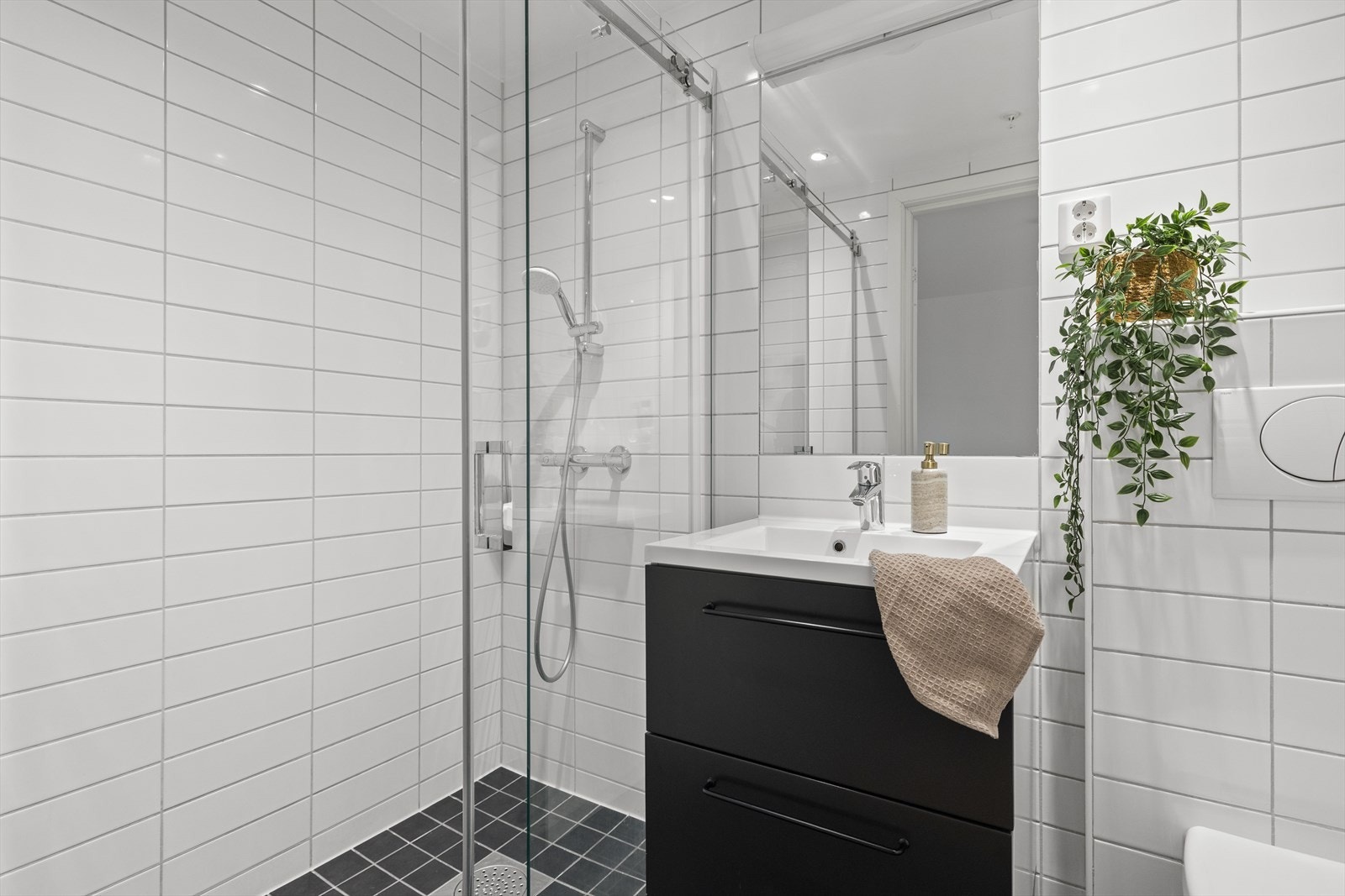 Gulvet er flislagt. Rommet har vannbåren gulvvarme. Det er balansert ventilasjon. Galleribilde