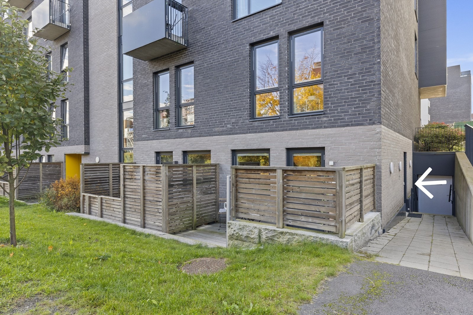 Fra privat og egen dør på siden av bygget kommer du inn i leiligheten. Galleribilde