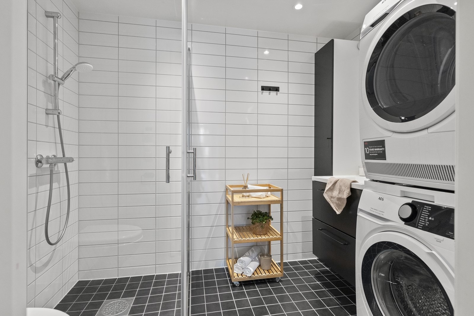 Gulvet er flislagt. Rommet har vannbåren gulvvarme. Det er balansert ventilasjon. Galleribilde