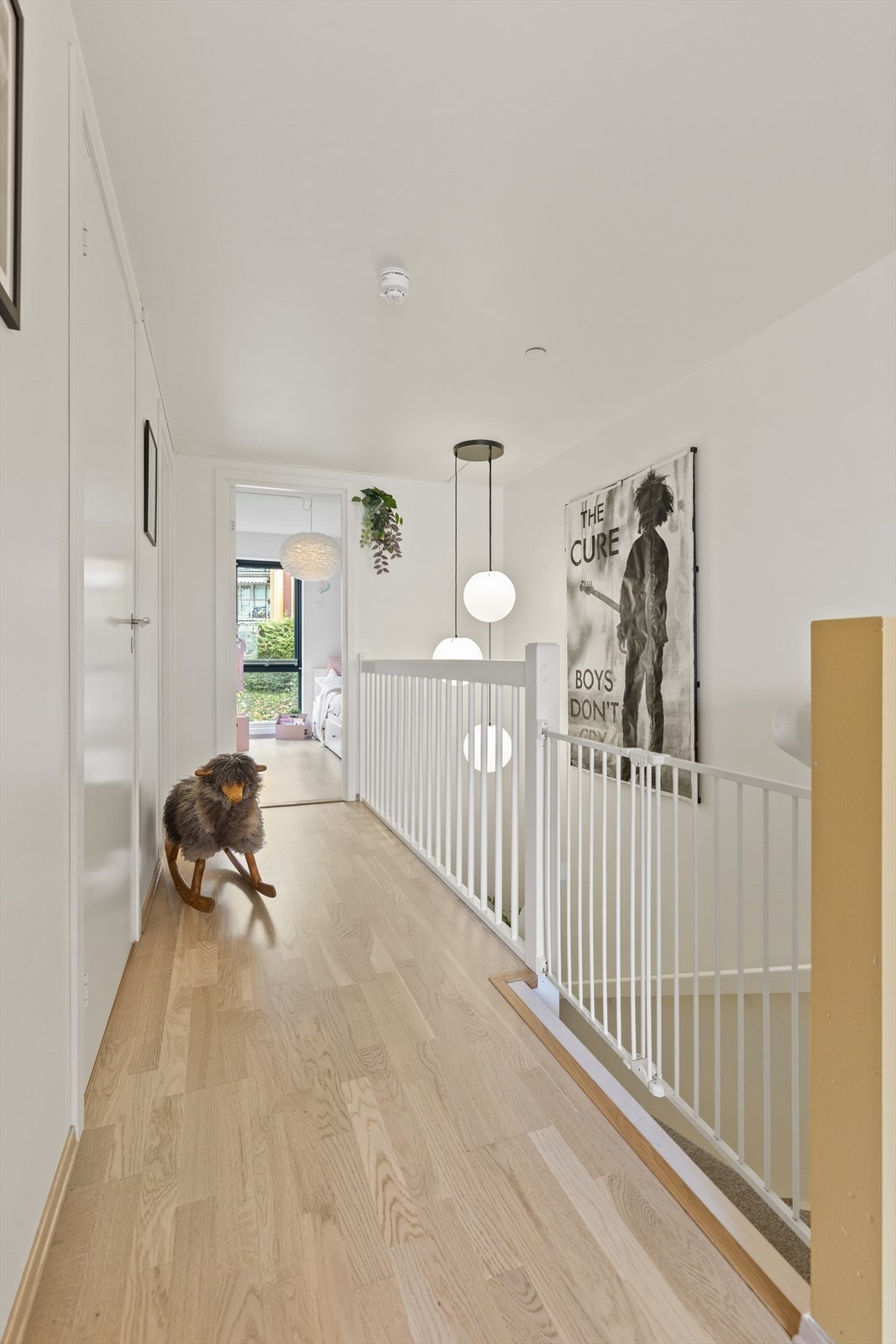 Opplegg av lampe i trapp. Byttet fra brytere til dimmere i 3 soverom + 2 stk i stue. Utført 2023 av SDS Elektro AS. Galleribilde