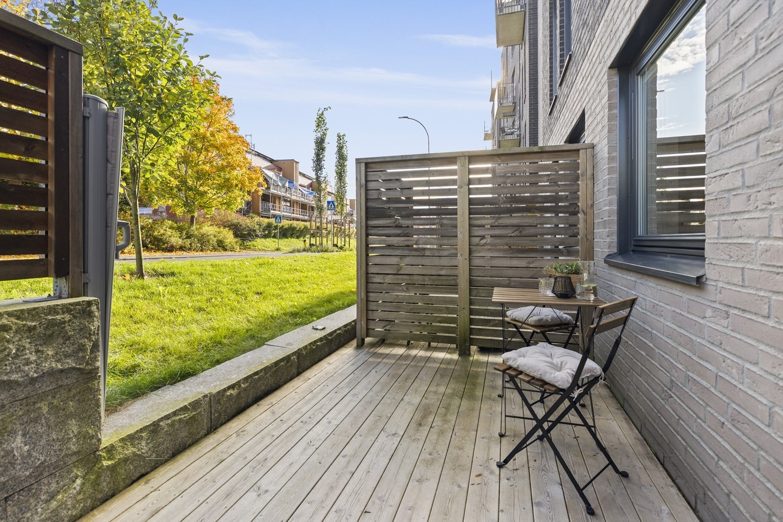 Denne terrassen er på ca. 9 kvm. Her kan man ta med kaffekoppen/frokosten og nyte solen fra soloppgang. Galleribilde