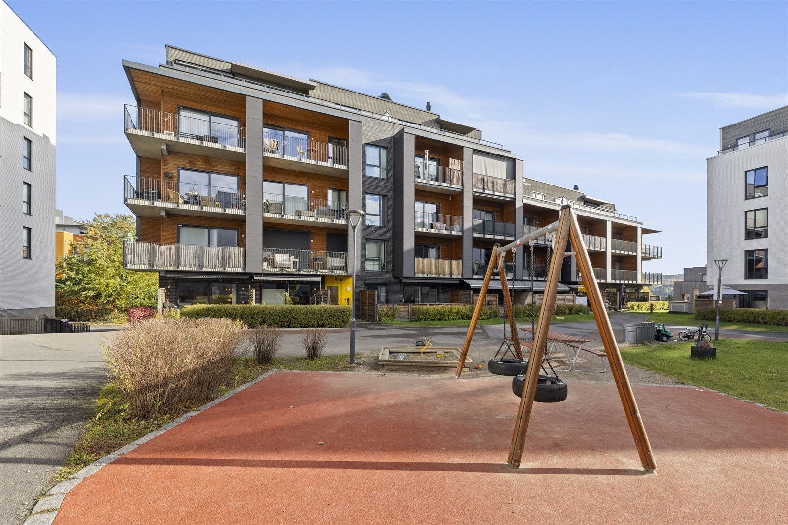 Fra markterrassen kommer man rett ut til bilfritt og barnevennlig område med lekeplasser og sittegrupper. Galleribilde