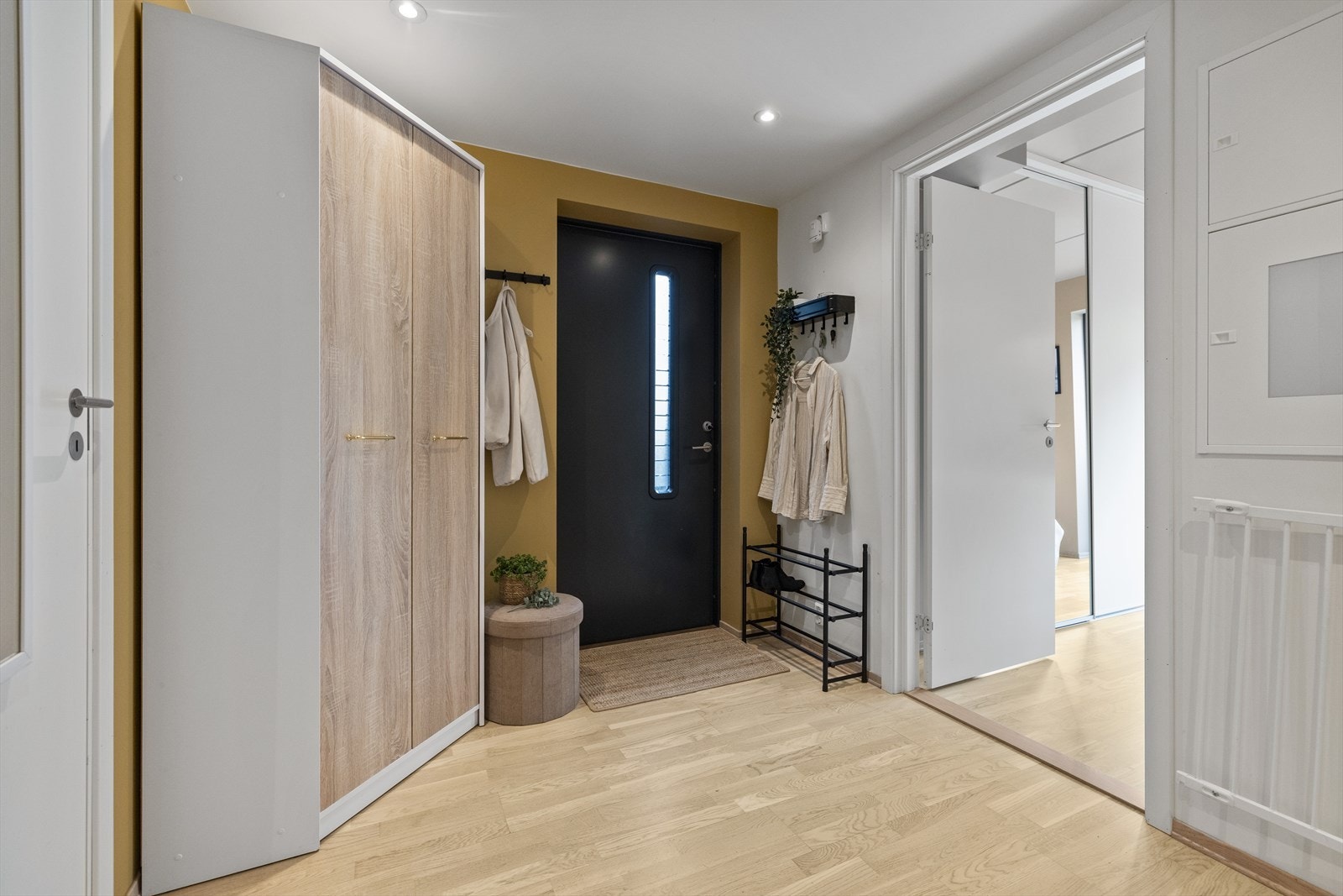 Det første som møter deg her er en romslig og lys entré. Garderobeskap medfølger salget. Galleribilde