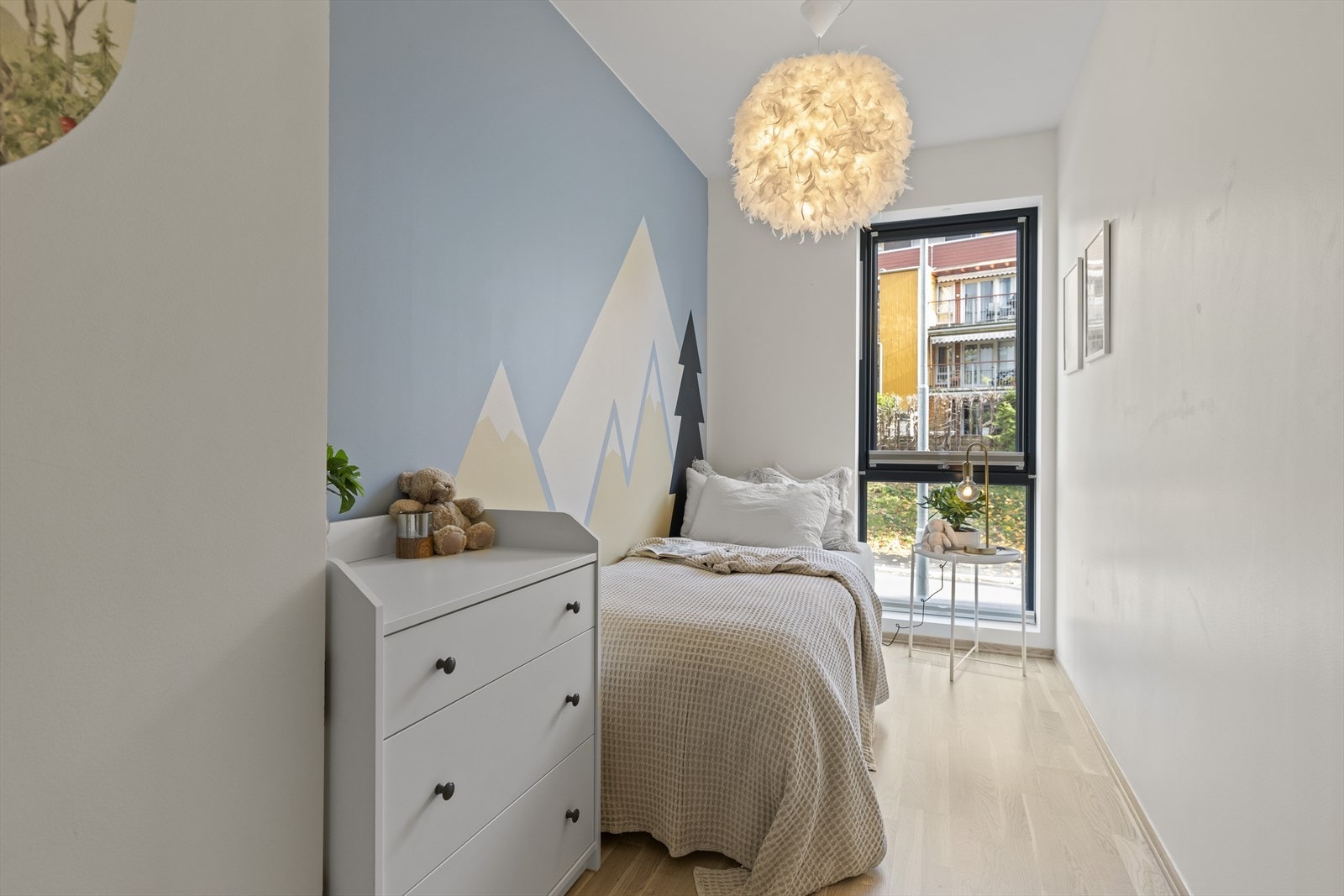 Soverom 2. Disse er fint plassert og oppleves som 2.etasje fra vinduene. Galleribilde