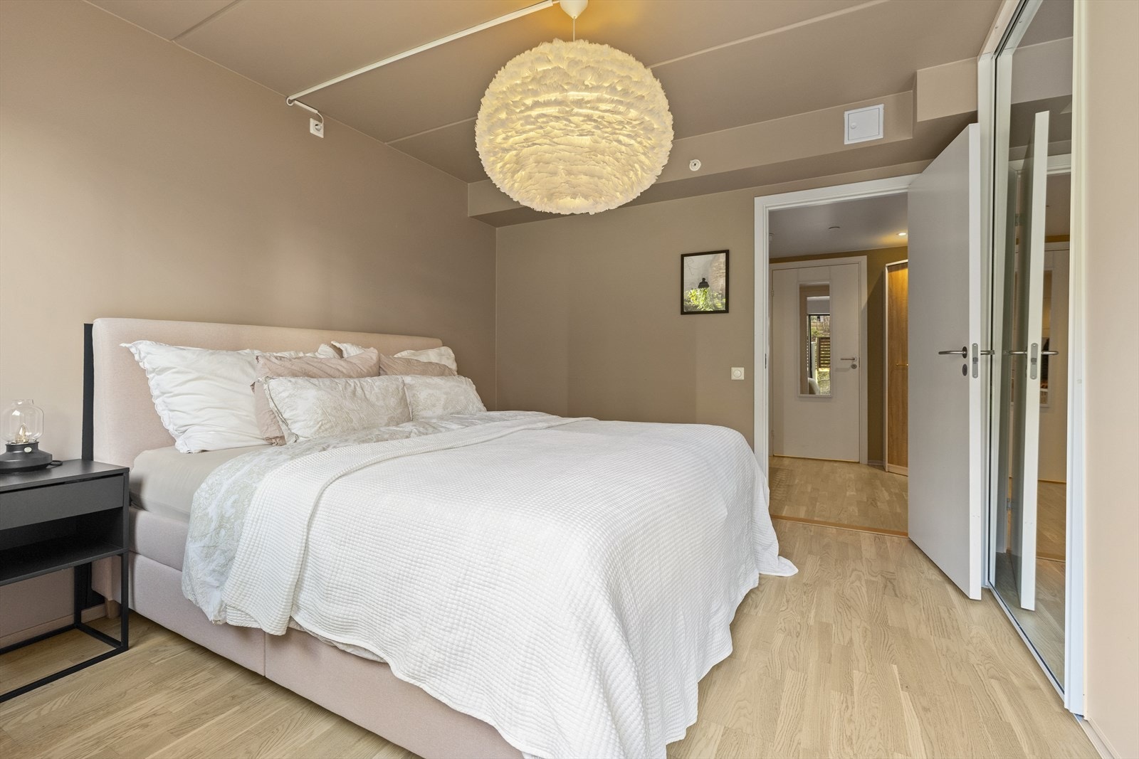 Soverommet fremstår delikat og romslig med lune fargevalg. Galleribilde