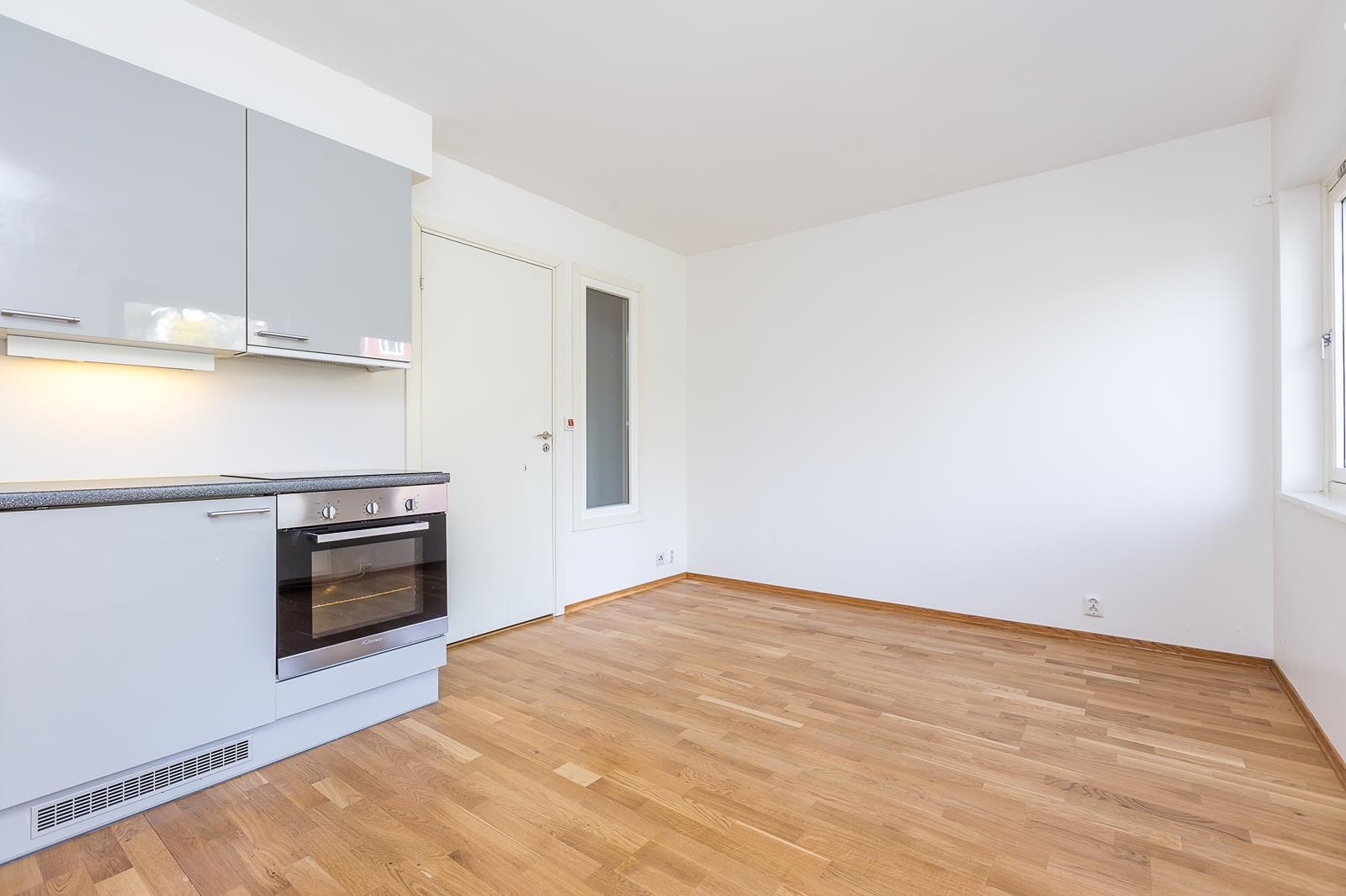 Pent kjøkken med integrerte hvitevarer Galleribilde