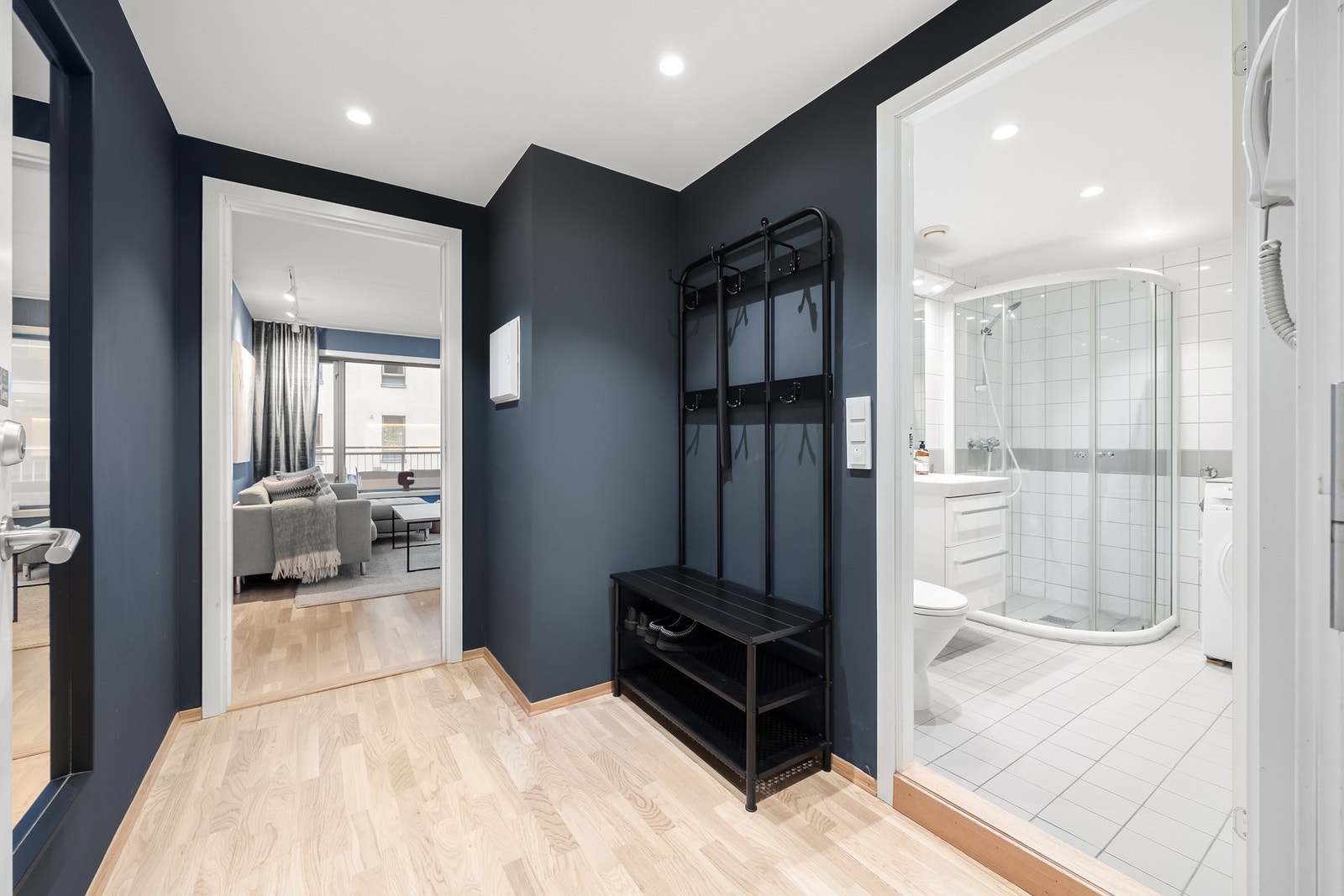 Innbydende entré som gir et godt førsteinntrykk av boligen. Galleribilde