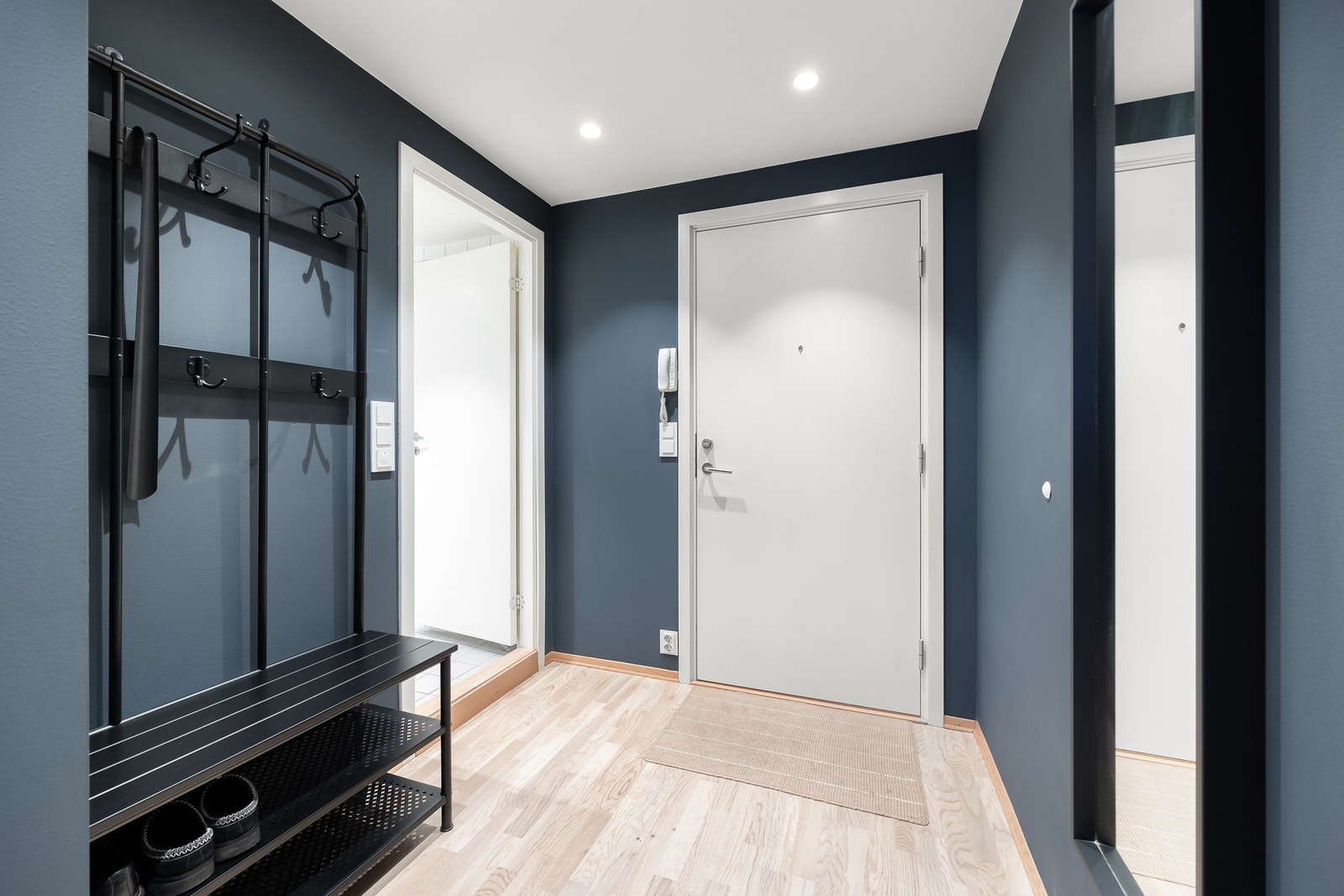 Her er det god plass til oppheng av yttertøy på knagger og plass til sko. Entréen har innfelte spotter som gir et behagelig lys, samt callinganlegg plassert ved inngangsdøren. Galleribilde