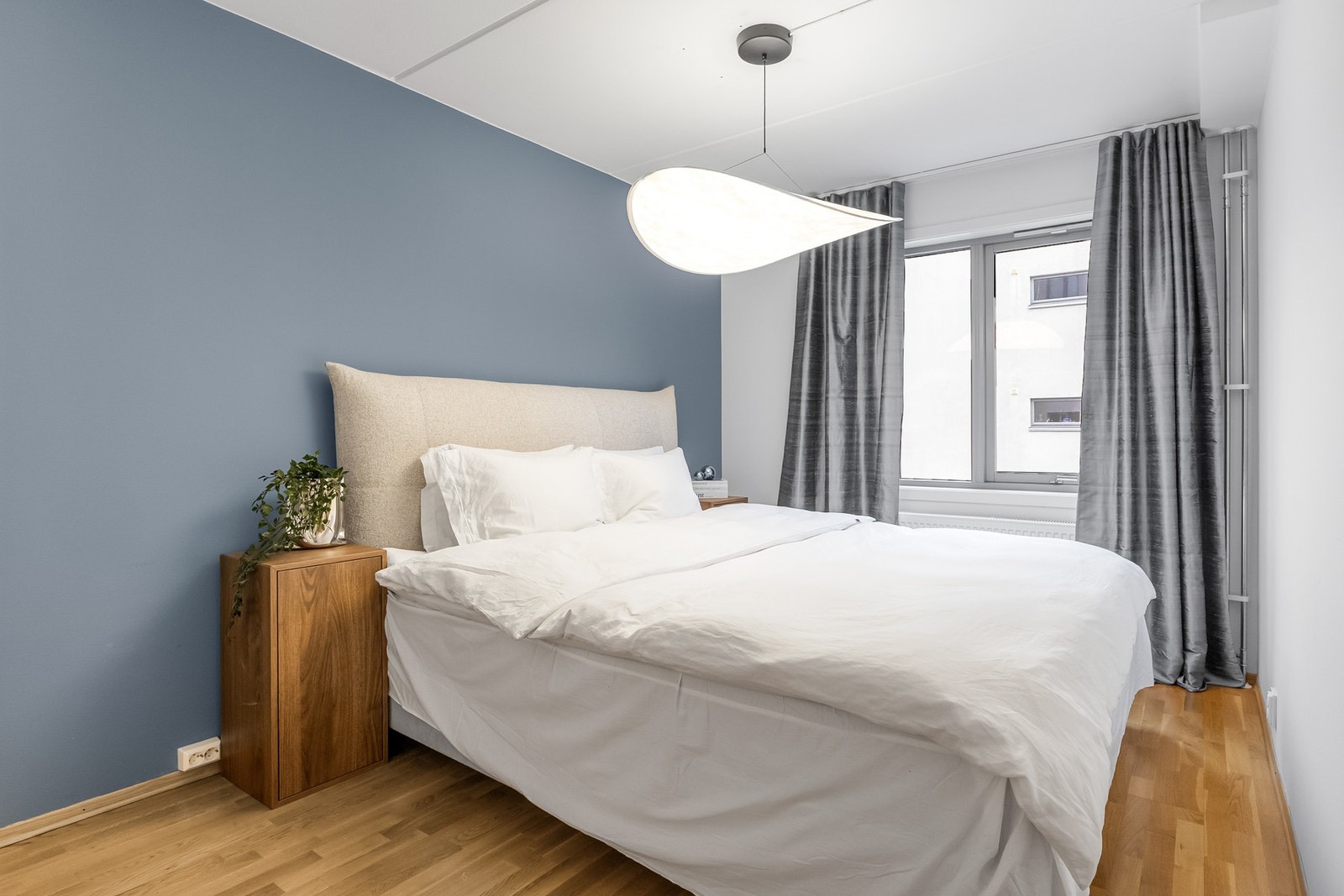 Romslig og innbydende hovedsoverom med god plass til stor dobbeltseng og nattbord på begge sider. Galleribilde