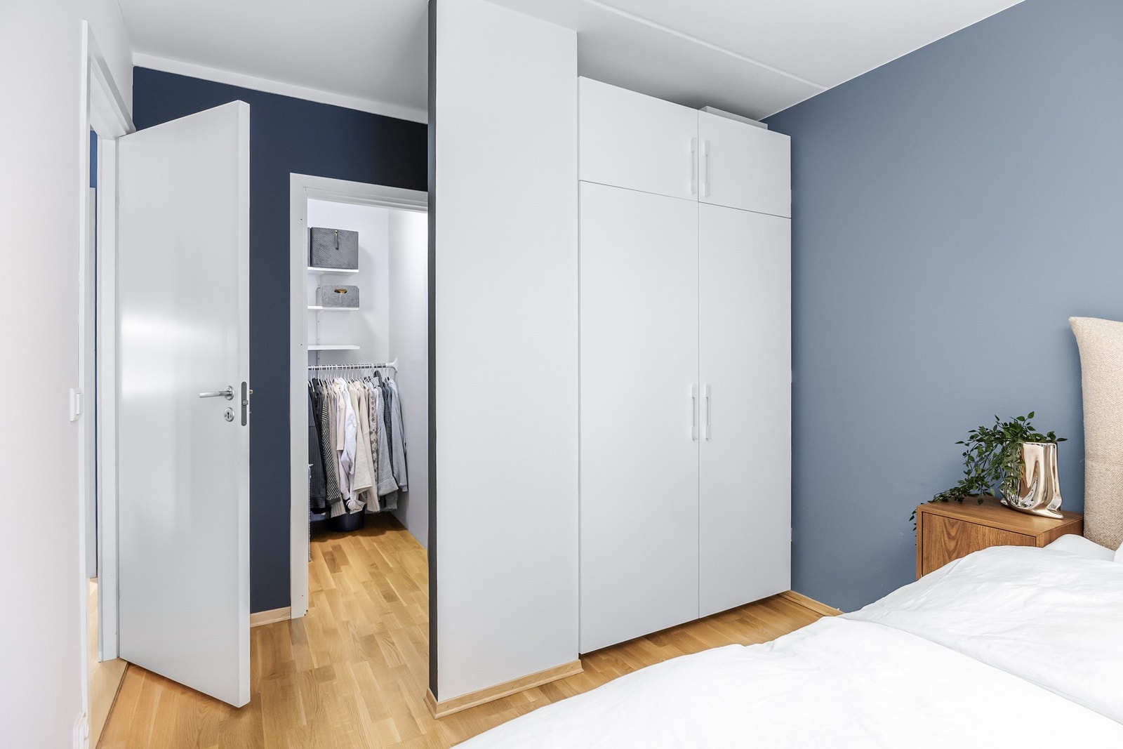 I tillegg direkte adkomst til en praktisk innvendig bod som fungerer utmerket som walk in garderobe. Galleribilde