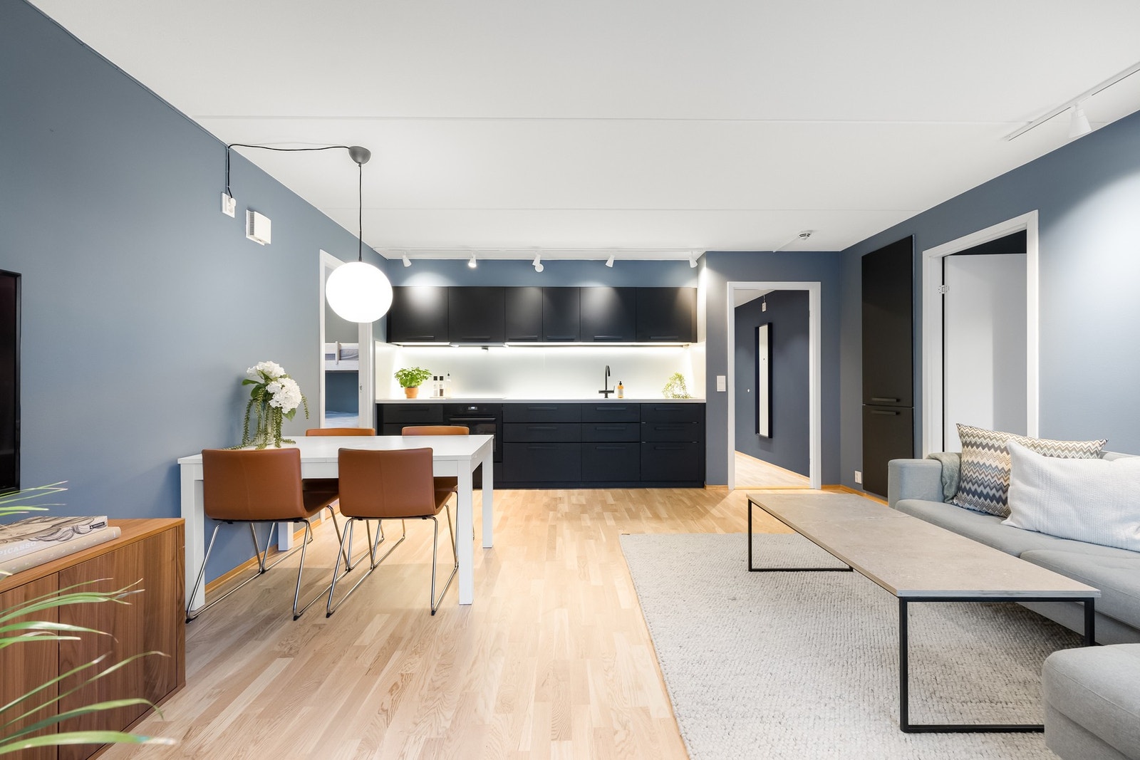 Stuen og kjøkkenet ligger i en åpen og sosial løsning. Galleribilde