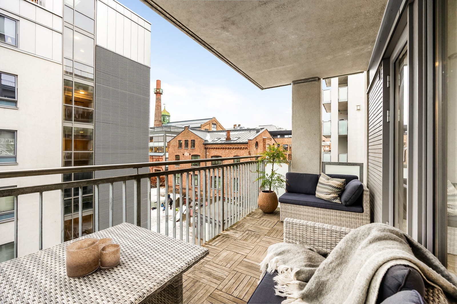 Fra stuen er det direkte utgang til en vestvendt balkong på ca. 8,4 kvm. Galleribilde