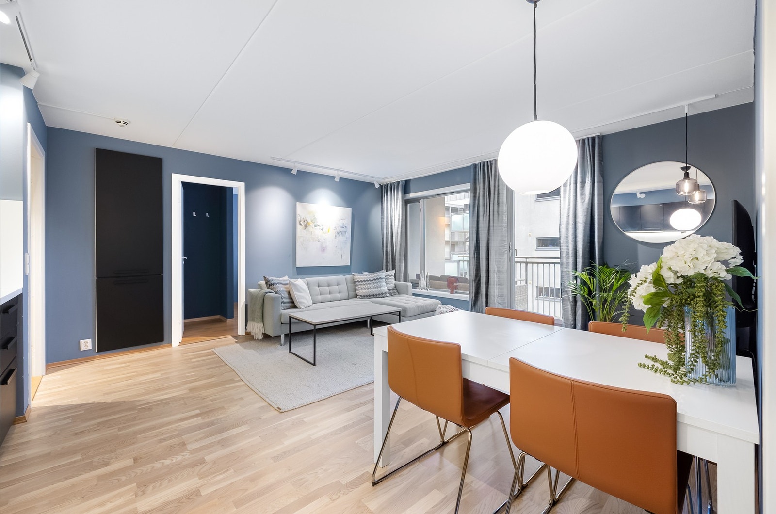 Lys og innbydende stue med god plass til romslig sofagruppe og spisebord. Galleribilde