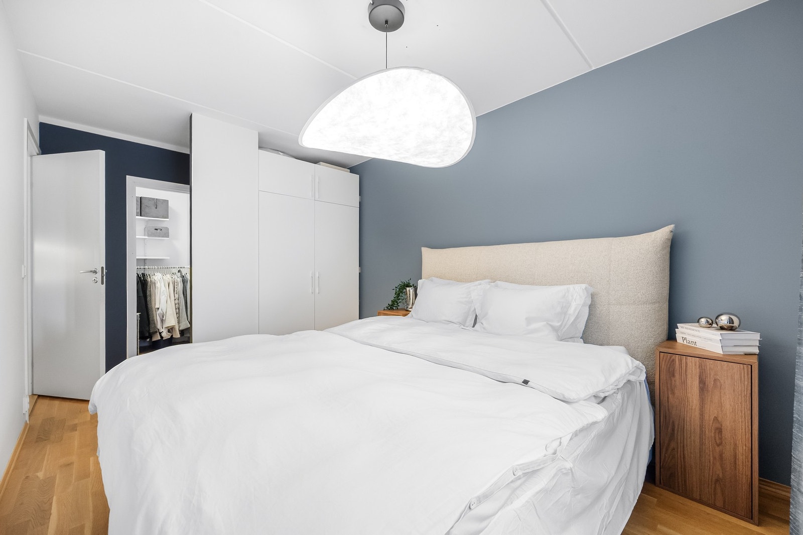 Soverommet byr på rikelig med oppbevaringsplass i garderobeskap. Galleribilde