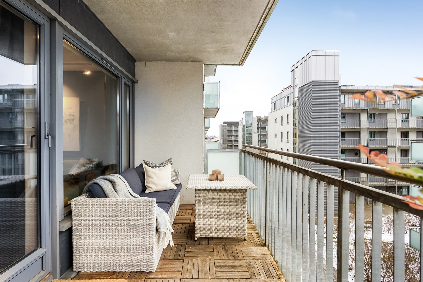 Balkongen har god plass til utemøbler og oppleves som en naturlig forlengelse av stuen i sommerhalvåret. Galleribilde