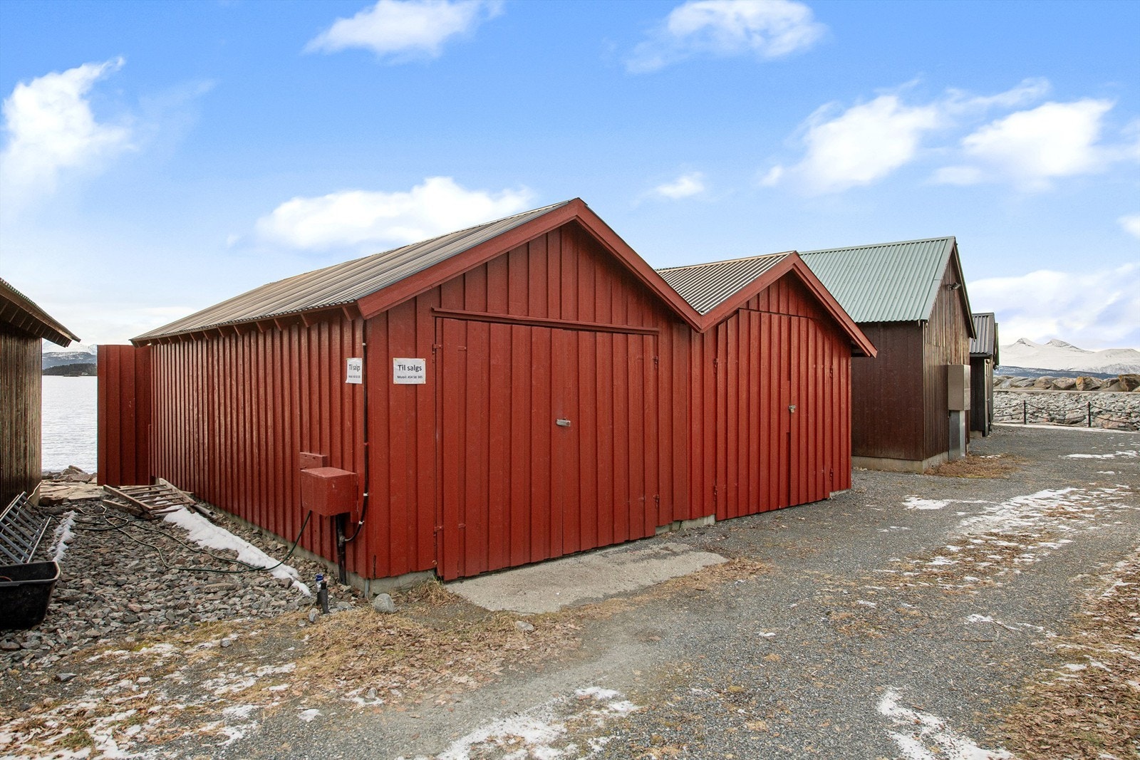 Naustet har doble dører i bakkant og enkel adkomst fra p-plass Galleribilde