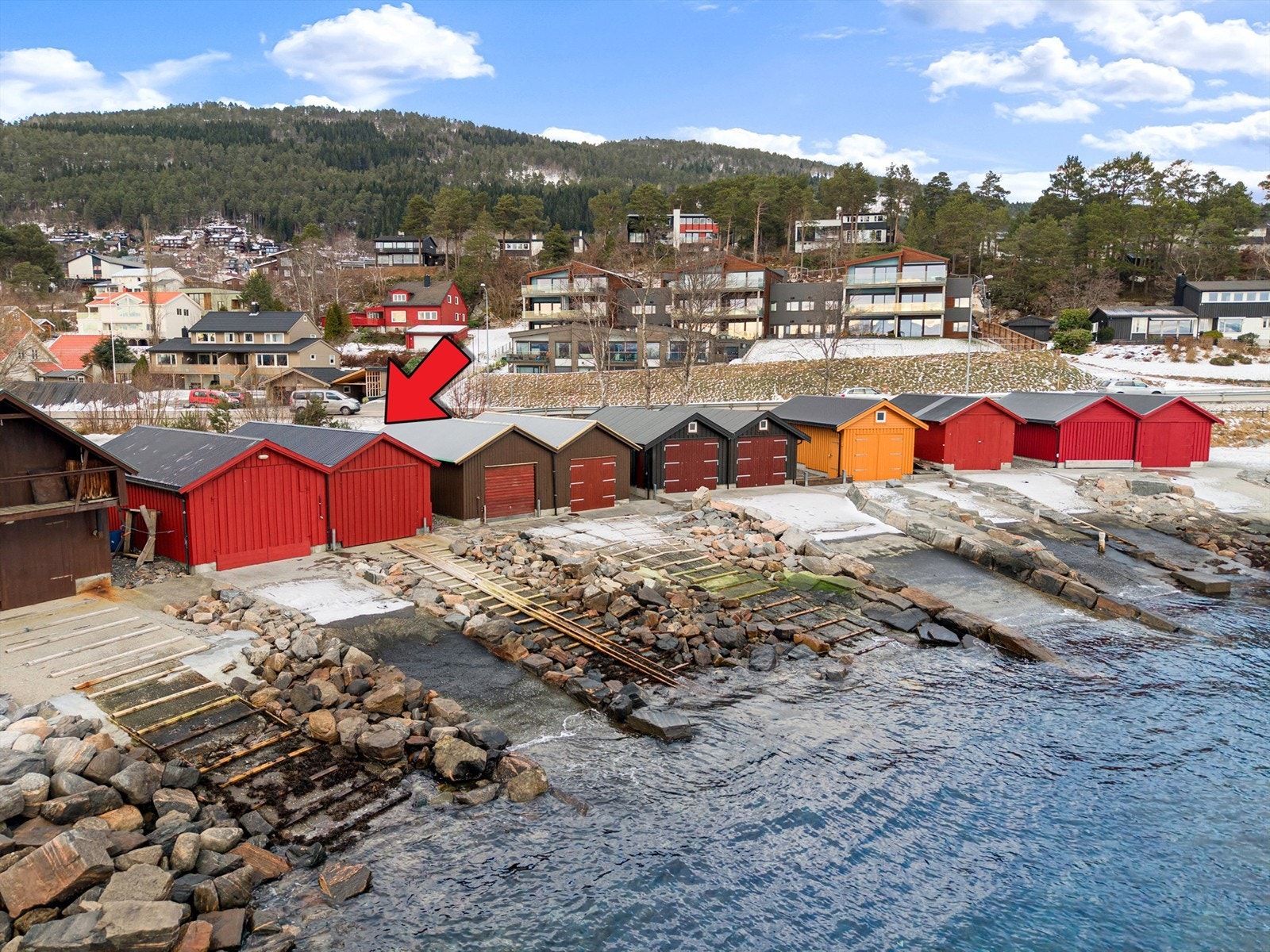 Jorill Benjaminsen i Møremegling presenterer naust for salg i Bjørset Nausttomtsameie Galleribilde