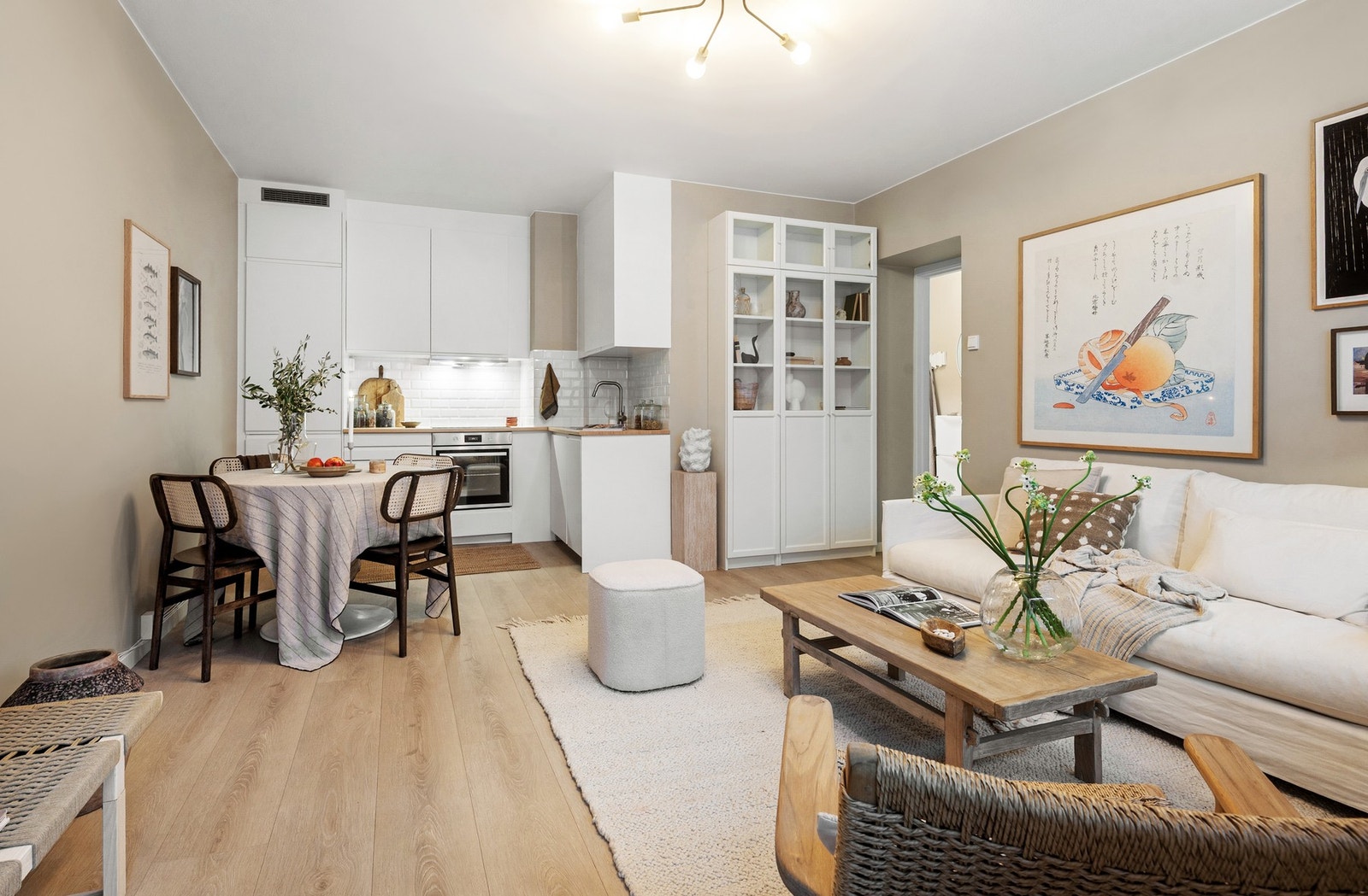 God plass til å møblere med både spisebord og sofagruppe Galleribilde