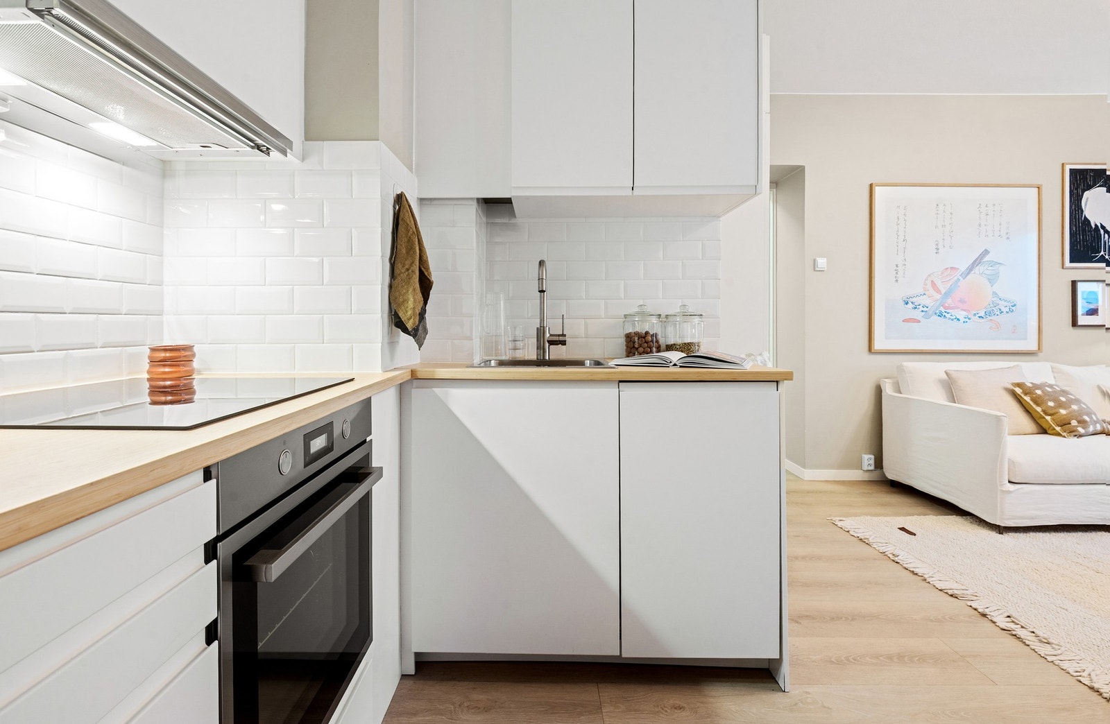 Nytt og delikat kjøkken fra 2025 med rikelig skap- og benkeplass Galleribilde