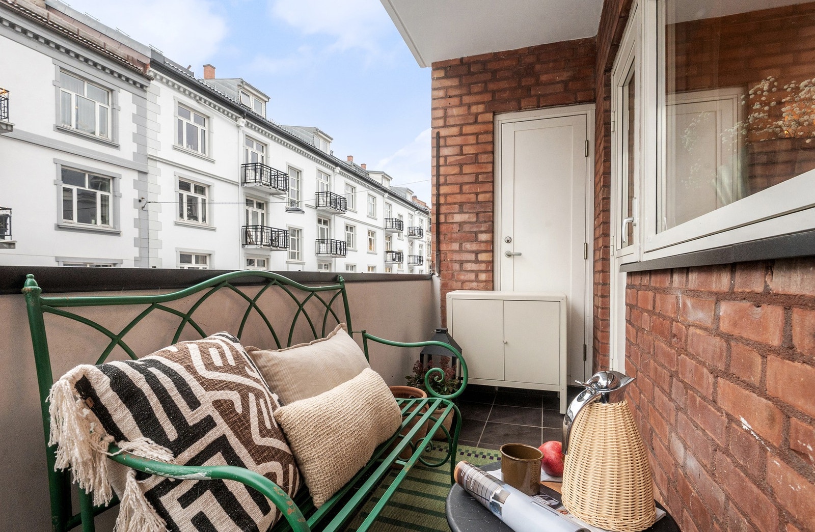 Balkong på ca 5kvm vendt ut mot hyggelig gate Galleribilde