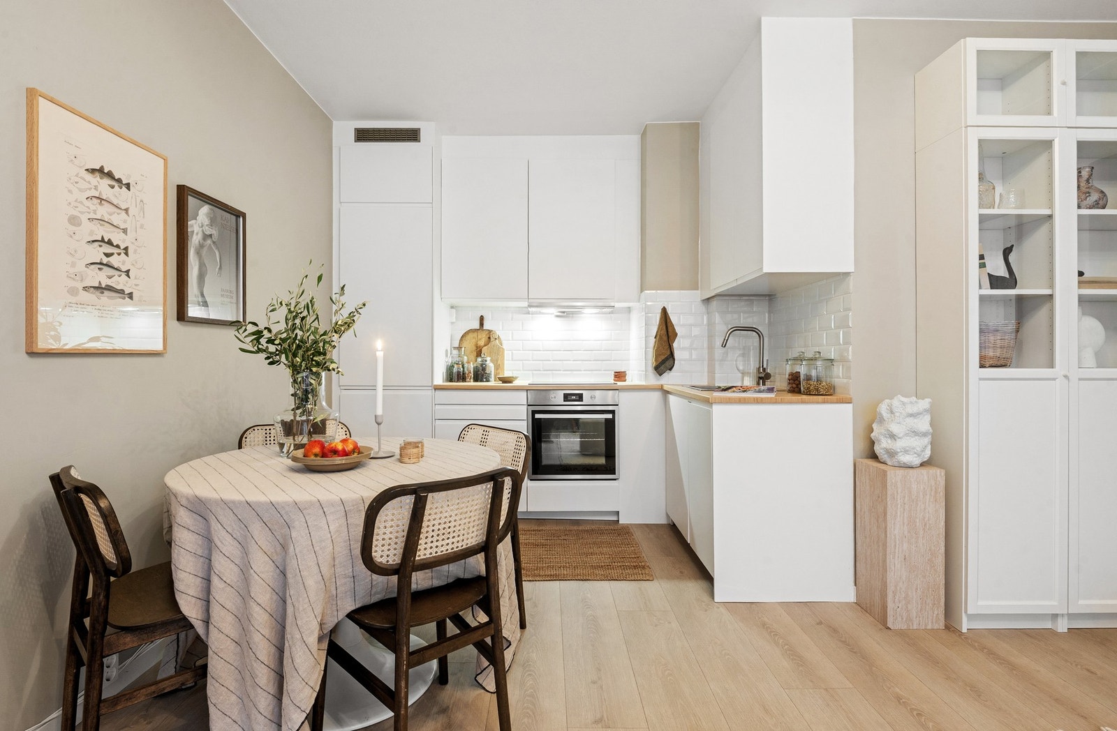 Nytt og delikat kjøkken fra 2025 med rikelig skap- og benkeplass Galleribilde