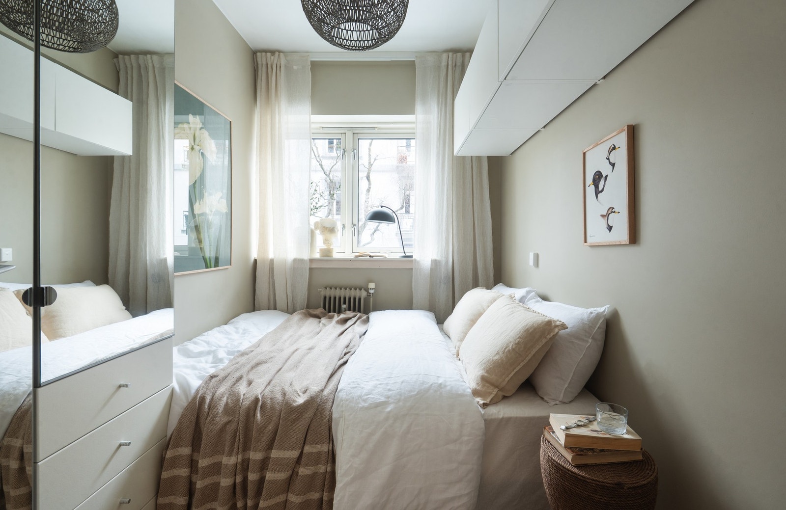 Soverom med garderobeløsninger og plass til dobbeltseng Galleribilde