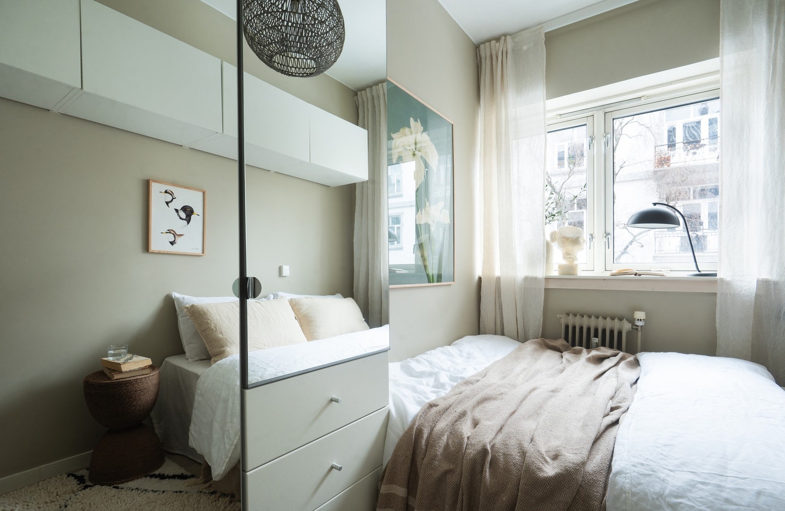 Soverom med garderobeløsninger og plass til dobbeltseng Galleribilde