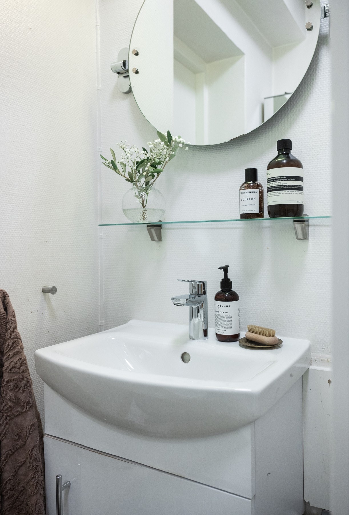 Flislagt bad med dusjkabinett, servant og toalett Galleribilde