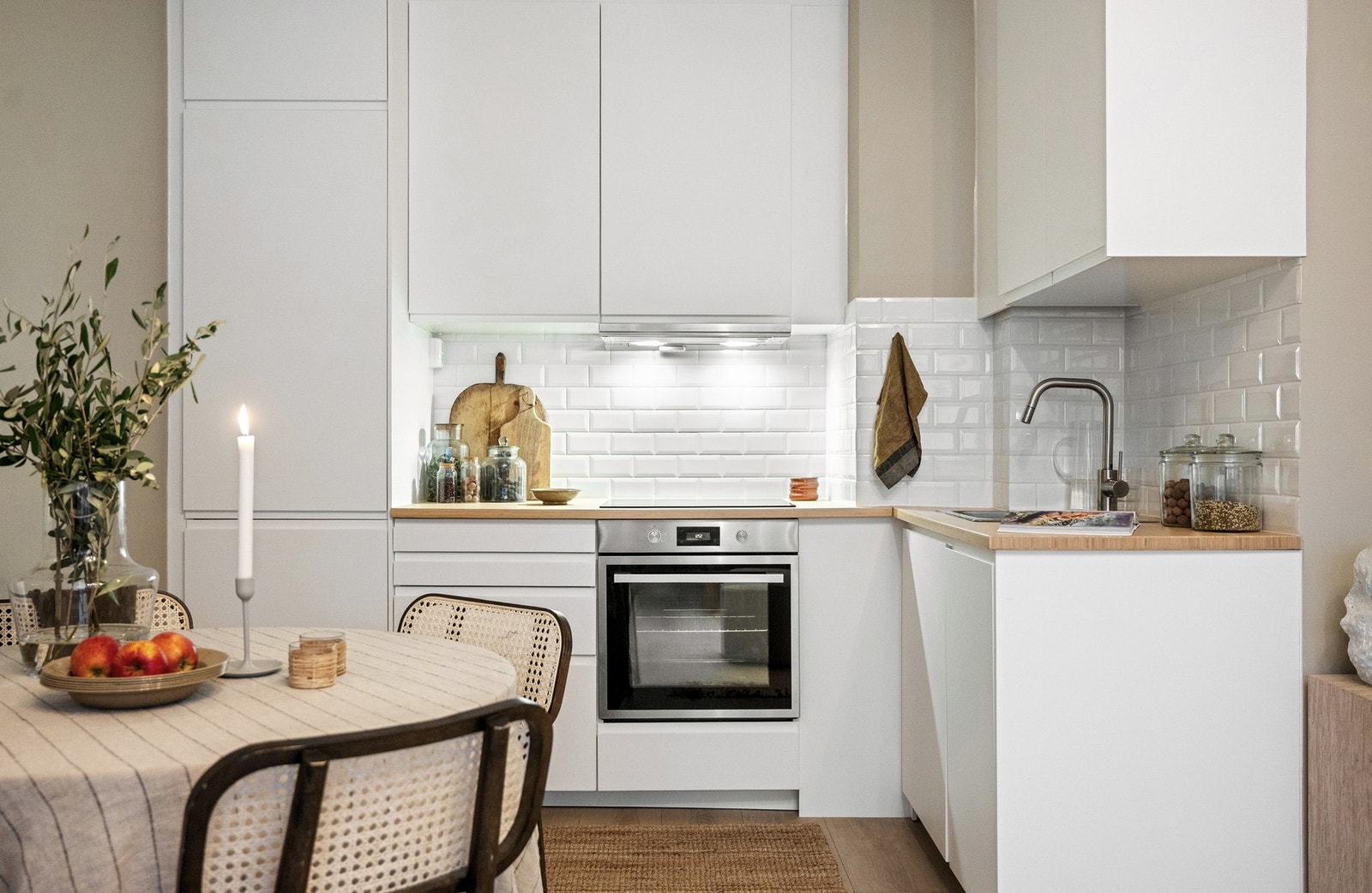 Nytt og delikat kjøkken fra 2025 med rikelig skap- og benkeplass Galleribilde