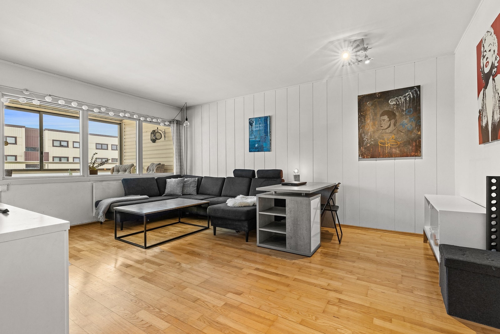 Oppvarming av leiligheten via radiatorer - fjernvarme er inkludert i felleskostnadene Galleribilde