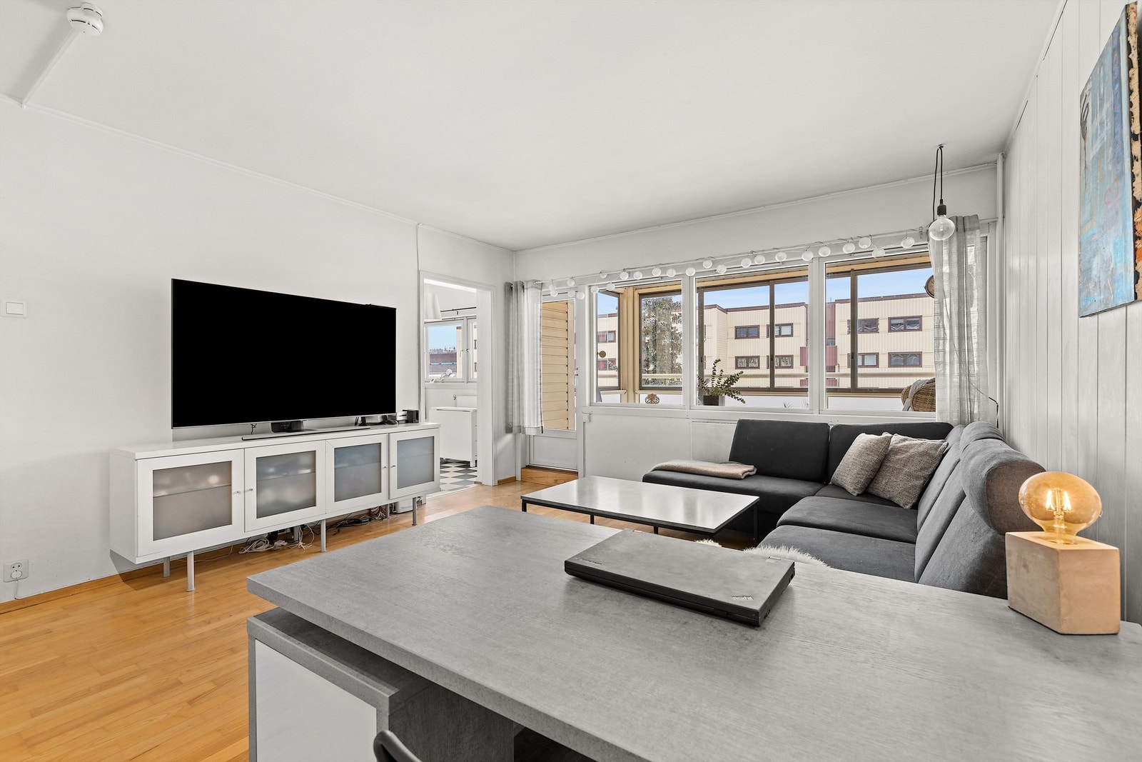 Lys og romslig stue med store vindusflater som slipper inn rikelig med dagslys Galleribilde