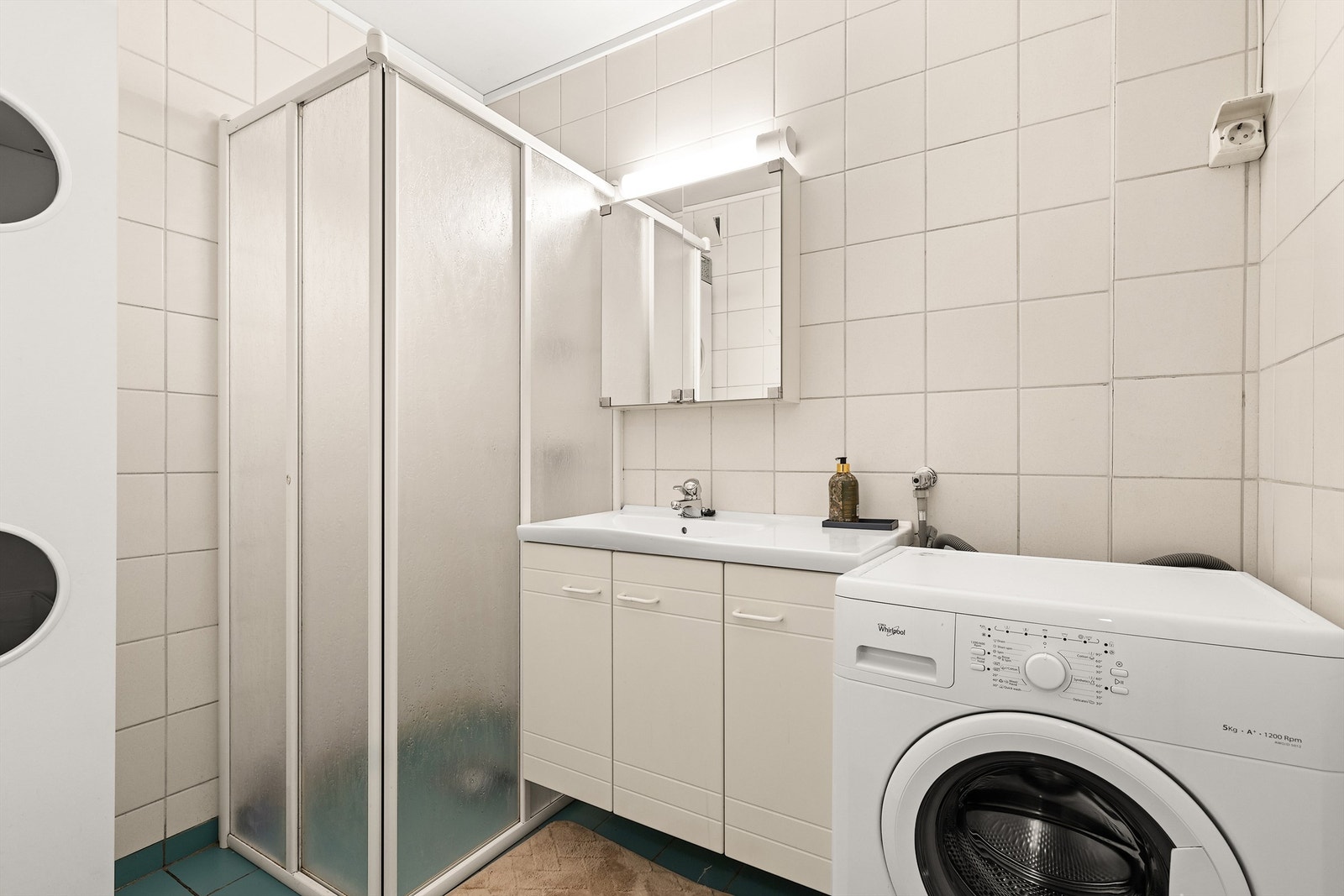 Bad med varmekabler i gulv og opplegg til vaskemaskin Galleribilde