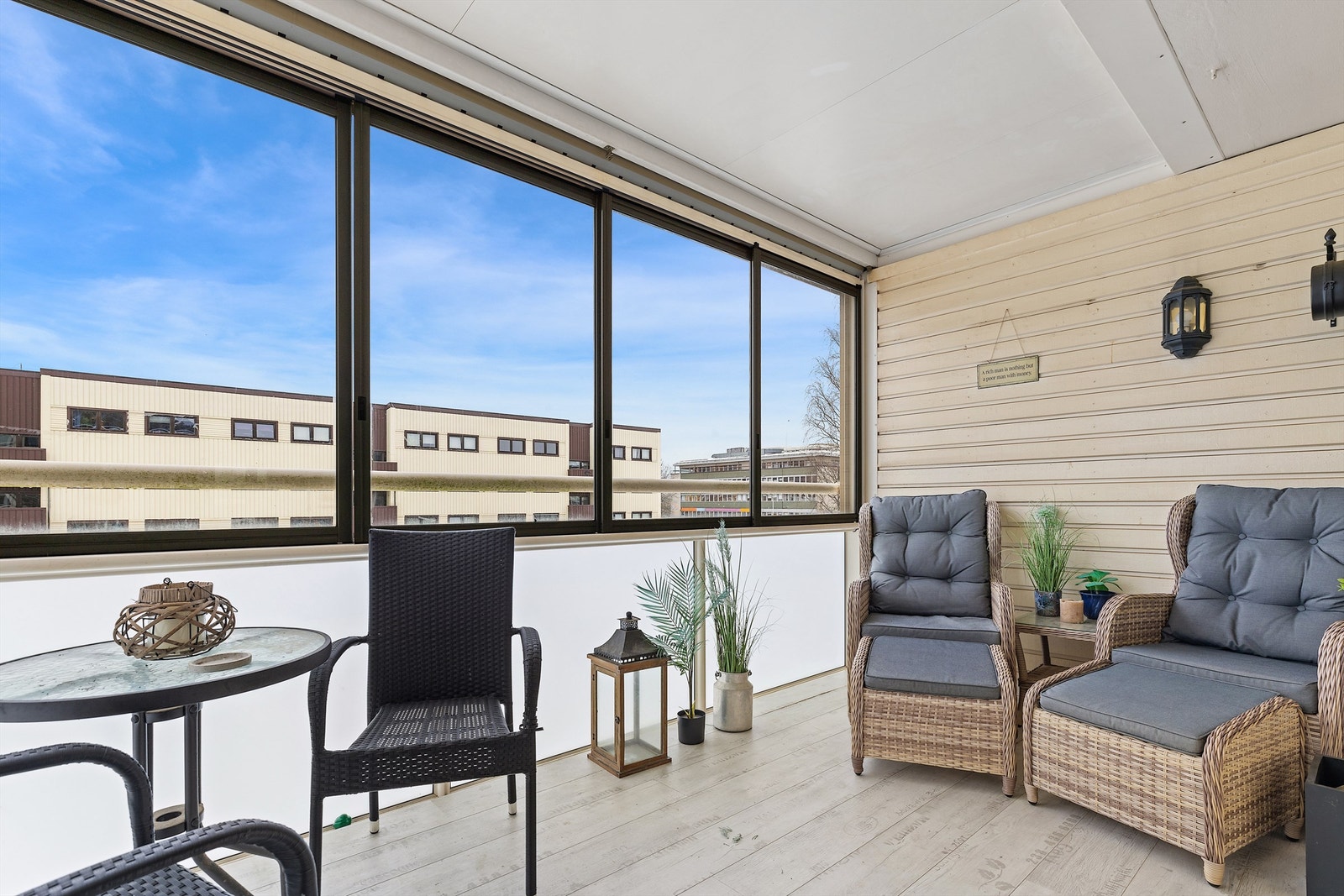 Den romslige, innglassede balkongen på 10 m² utvider stuen og har sol fra ettermiddag til kveld. Galleribilde