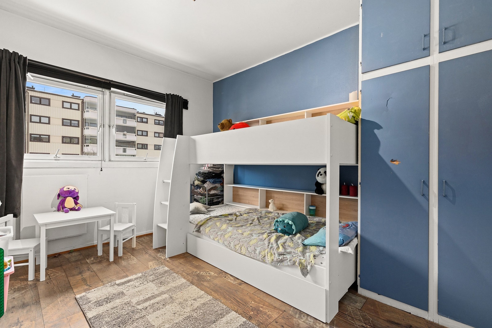 Soverom 2 er også av god størrelse og har plassbygget garderobeskap Galleribilde