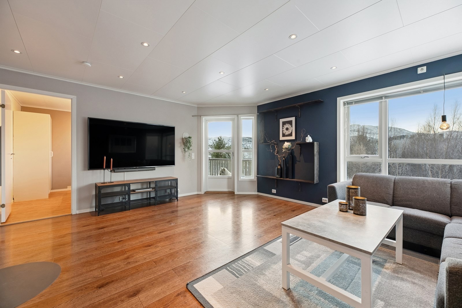 Fra leiligheten er det fin utsikt til nærområdet og fjellene rundt. Galleribilde