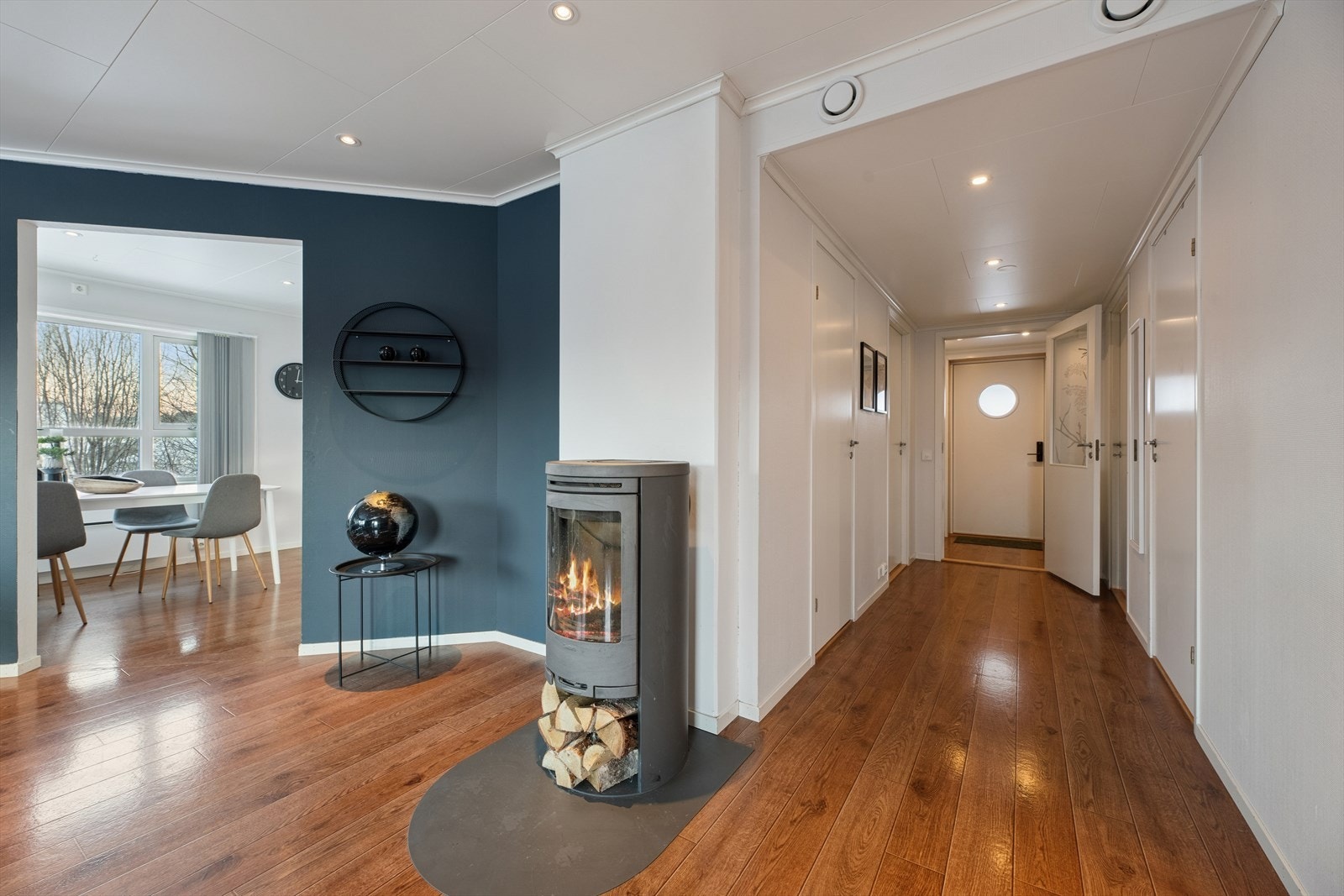 Lys og innbydende gang inn til stuen med downlightbelysning. Galleribilde