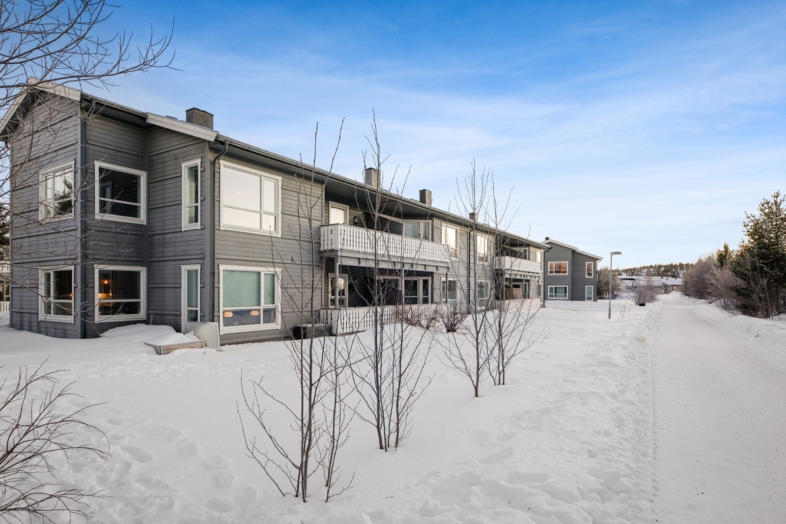 Leiligheten har en fin beliggenhet i byggets 2. etasje i et rolig og barnevennlig boligområde på Gakori. Eiendommen ligger
i kort gangavstand til både skoler og barnehager og dagligvarebutikk. Galleribilde