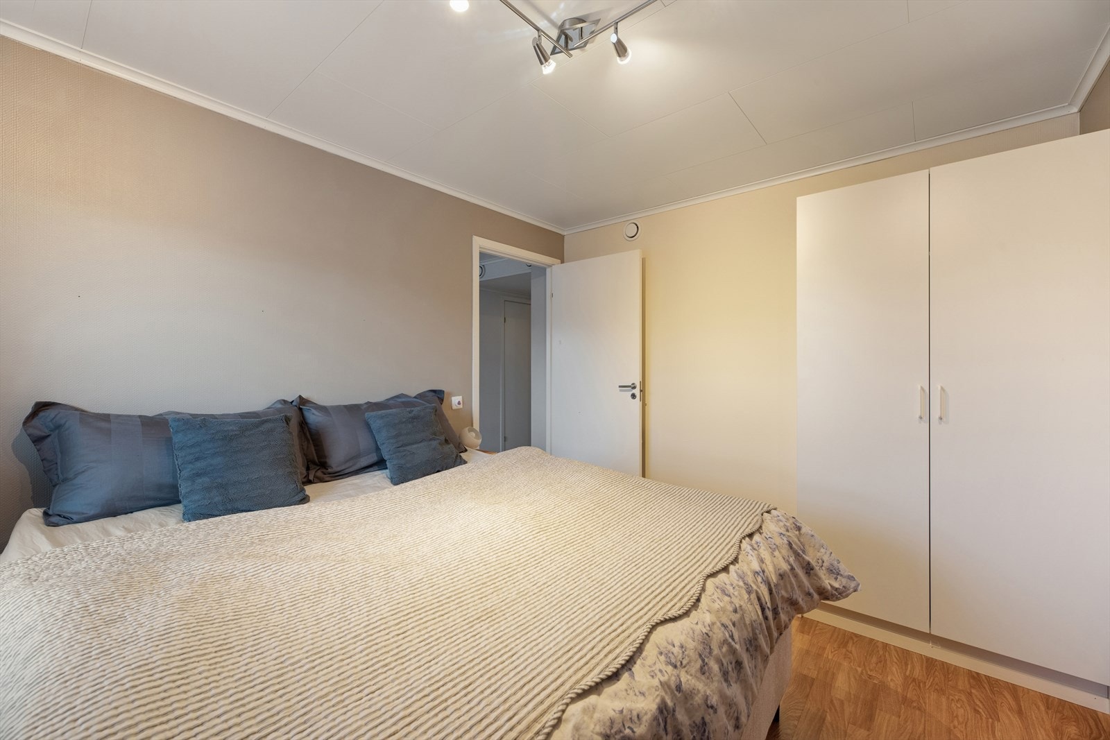 Romslig hovedsoverom med plass til både dobbeltseng og garderobeskap. Galleribilde