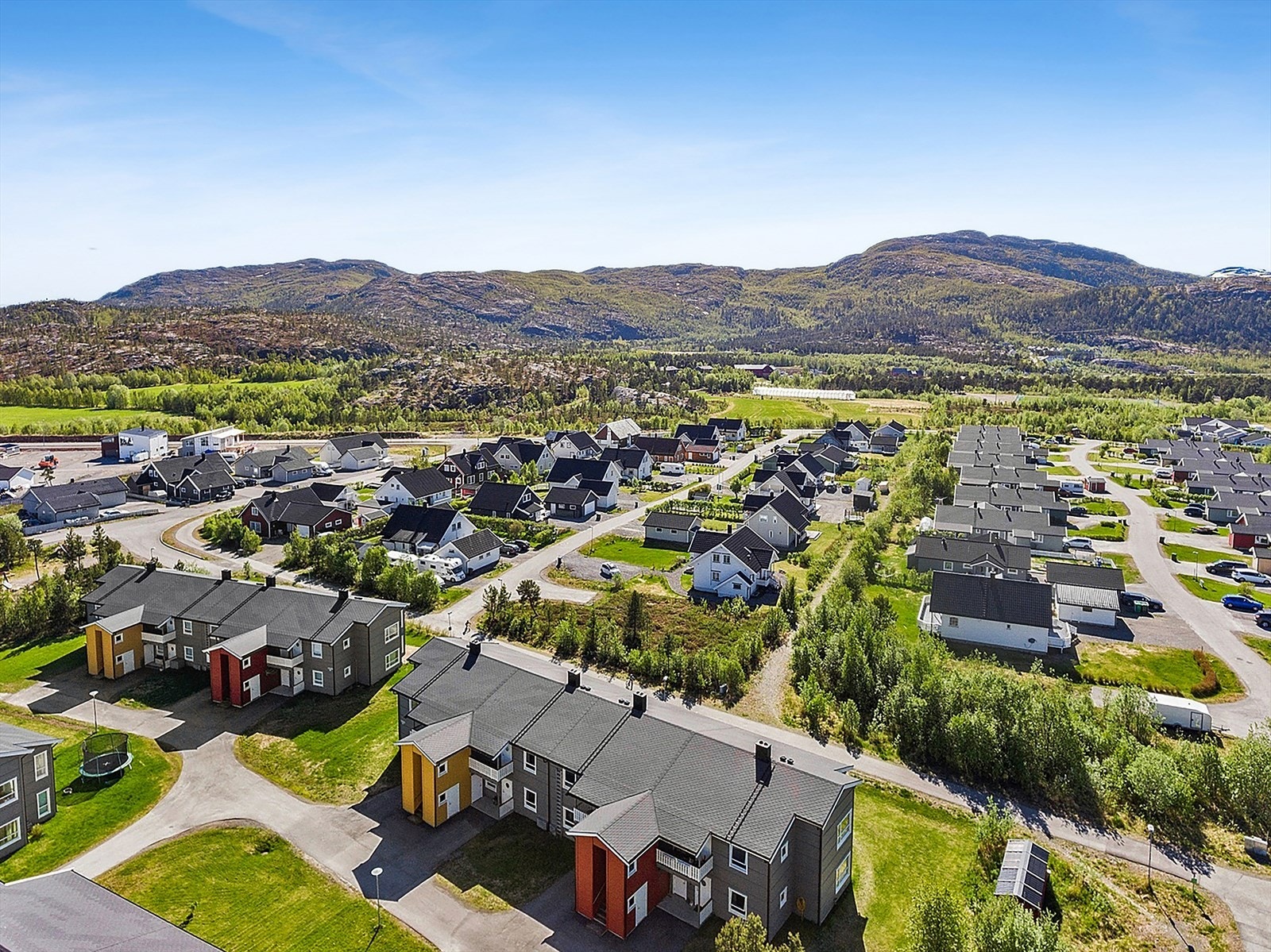 Coop Extra Gakori ligger omtrent ni minutters gange unna og ytterligere tilbud finnes i Bossekop. Alta sentrum er en kort kjøretur unna og byr på moderne fasiliteter som kjøpesenter, badeland, kino, bibliotek, bowlinghall, kunnskapspark, treningssentre, Galleribilde