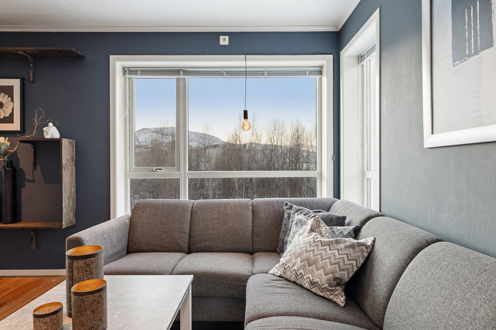 Stuen har god plass til stor sofagruppe ved vinduet. Galleribilde