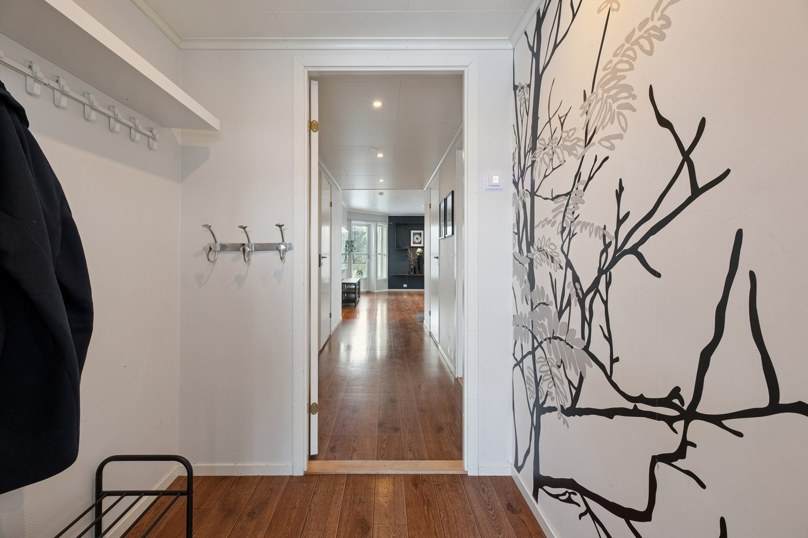 Velkommen inn! Hyggelig entrè med plass til yttertøy og sko. Galleribilde