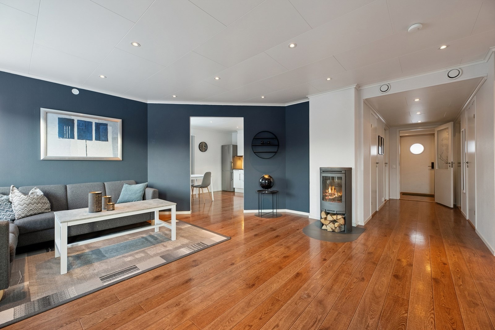 Stuen har peisovn som gir god varme og hygge til kalde dager. Galleribilde