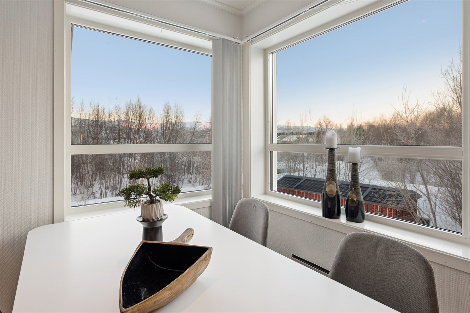 Store vindusflater ved spiseplassen gir hyggelig utsikt. Galleribilde