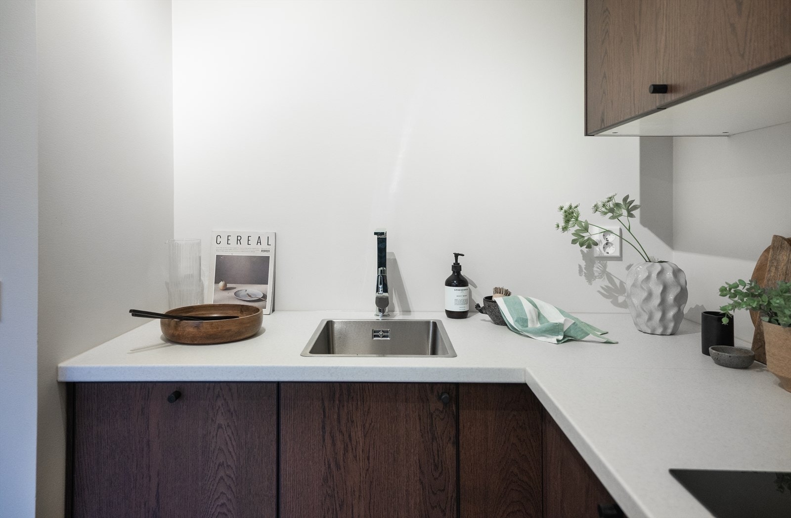 Nedfelt vaskekum i børstet stål og ettgreps blandebatteri Galleribilde