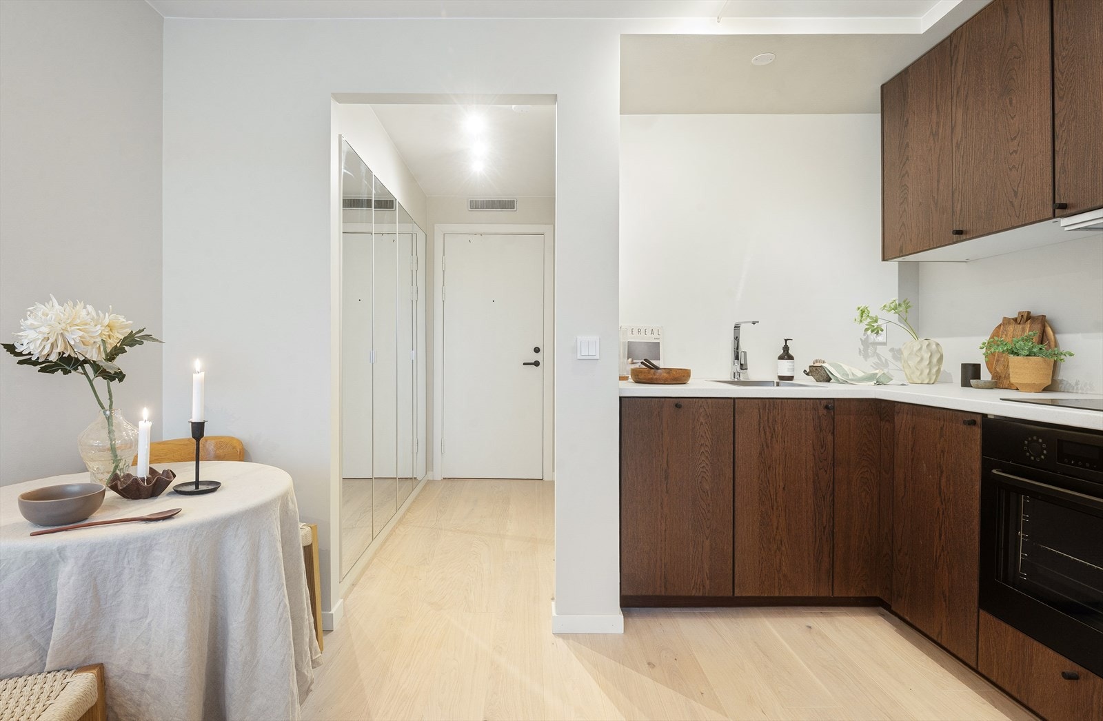 Fullutstyrt og pent kjøkken fra 2025 med mye skapplass Galleribilde