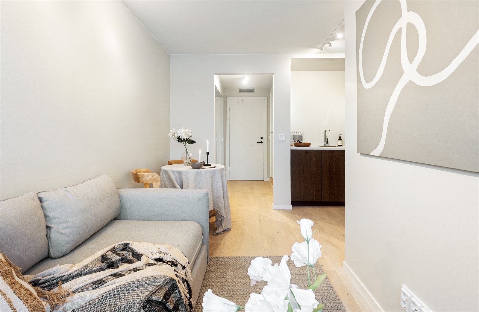 Gulvet er lagt med 1-stavs eikeparkett og overflatene er malt i en tidsriktig farge Galleribilde