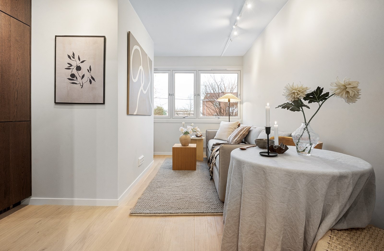 En åpen planløsning med plass til spisebord og sofagruppe Galleribilde